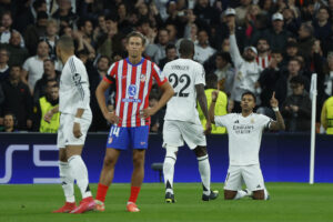 El delantero brasileño del Real Madrid, Rodrygo, tras conseguir el primer gol del equipo madridista durante el encuentro correspondiente a la ida de los octavos de final de la Liga de Campeones que Real Madrid y Atlético de Madrid disputaron en el estadio Santiago Bernabéu, en Madrid. EFE / Juanjo Martín.
