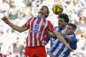 El defensa del Atlético de Madrid Robin Le Normand y el defensa del RCD Espanyol Leandro Cabrera, durante el partido de la jornada 29 de LaLiga entre el RCD Espanyol y el Atlético de Madrid, este sábado en el RCDE Stadium en Cornellá de Llobregat (Barcelona).- EFE/ Alberto Estévez