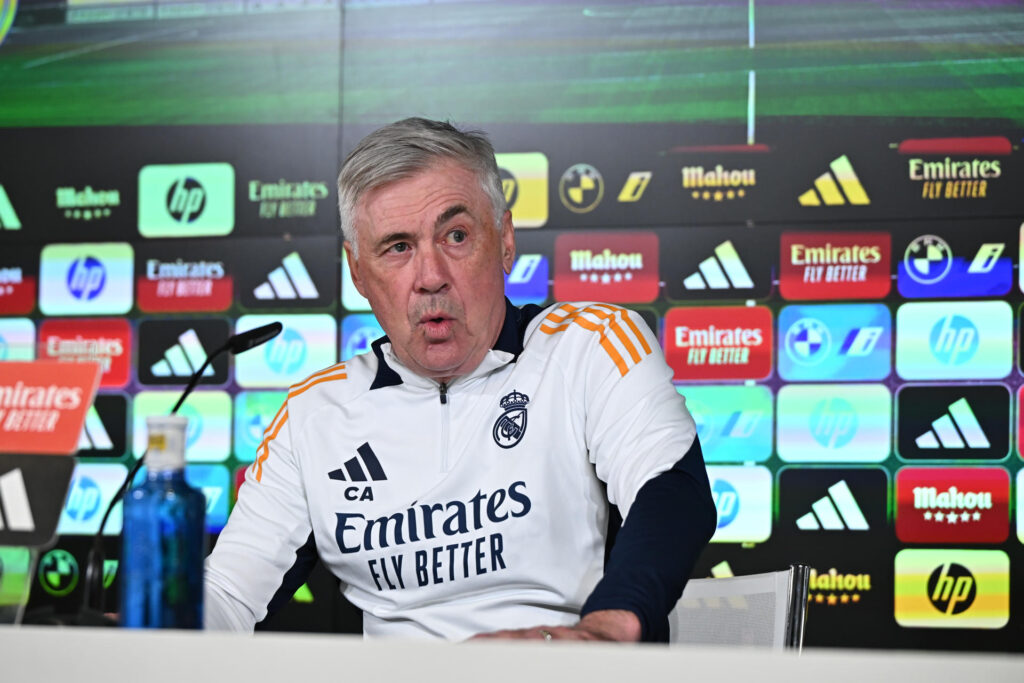 El entrenador del Real Madrid, Carlo Ancelotti durante la rueda de prensa posterior al entrenamiento del equipo en la Ciudad deportiva de Valdebebas. EFE/Fernando Villar