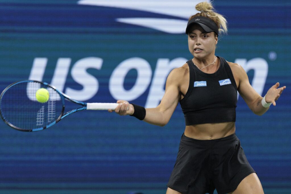 La tenista mexicana Renata Zarazúa, en acción contra la danesa Caroline Wozniacki en el Abierto de Estados Unidos. EFE/EPA/CJ GUNTHER
