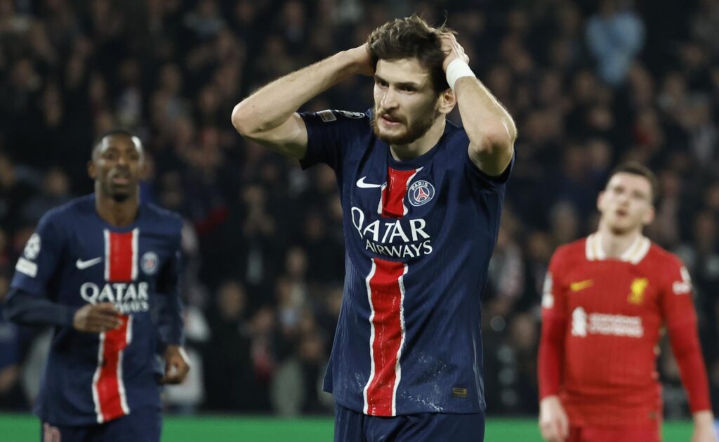 El jugador del PSG Khvicha Kvaratskhelia se lamenta durante el partido de ida de octavos de la UEFA Champions League que han jugado Paris Saint-Germain y Liverpool FC, en París, Francia. EFE/EPA/MOHAMMED BADRA