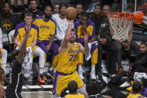 Luka Doncic (i) de los Angeles Lakers lanza el balón ante los Brooklyn Nets. EFE/Angel Colmenares