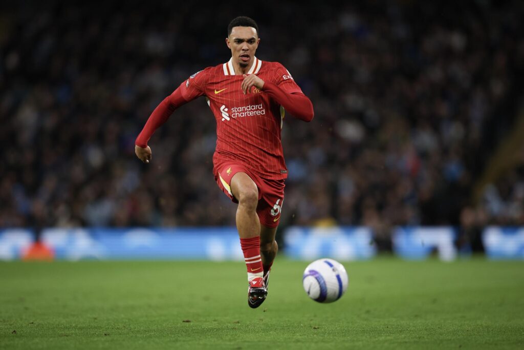 EL jugador Trent Alexander-Arnold, del Liverpool, en acción durante el partido de la Premier League que han jugado Manchester City y Liverpool FC, en Manchester, Reino Unido. EFE/EPA/ADAM VAUGHAN