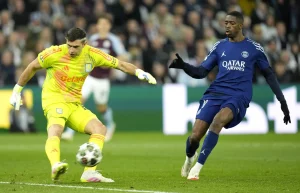 BIRMINGHAM (United Kingdom), 15/04/2025.- Goalkeeper Emiliano Martinez (L) of Villa plays the ball in front of Ousmane Dembele of PSG during the UEFA Champions League quarter-finals 2nd leg soccer match between Aston Villa and Paris Saint-Germain, in Birmingham, Britain, 15 April 2025. (Liga de Campeones, Reino Unido) EFE/EPA/TIM KEETON