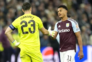 BIRMINGHAM (United Kingdom), 15/04/2025.- Villa goalkeeper Emiliano Martinez (L) and teammate Ollie Watkins shake hands after the UEFA Champions League quarter-finals 2nd leg soccer match between Aston Villa and Paris Saint-Germain, in Birmingham, Britain, 15 April 2025. Villa won 3-2 while PSG win the tie 5-4 on aggregate and advance to the semi finals. (Liga de Campeones, Reino Unido) EFE/EPA/TIM KEETON
