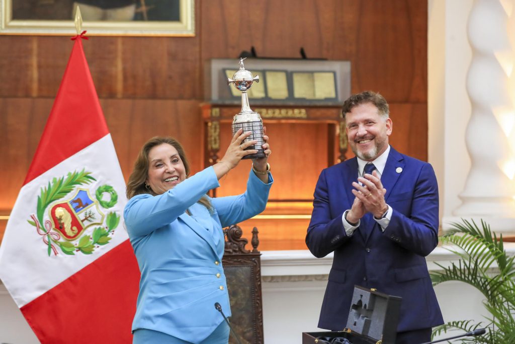 Fotografía cedida por la Presidencia de Perú de su mandataria, Dina Boluarte, levantando una replica del trofeo de la Copa Libertadores junto al presidente de la Confederación Sudamericana de Fútbol (Conmebol), Alejandro Domínguez, en el Palacio de Gobierno este lunes, en Lima (Perú). Conmebol. EFE/ Presidencia de Perú