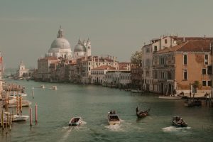 Miles de latinoamericanos han entrado en Europa con una fórmula que Italia acaba de suprimir: los bisabuelos