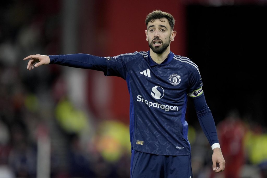 NOTTINGHAM (United Kingdom), 01/04/2025.- Bruno Fernandes of Manchester United reacts during the English Premier League soccer match between Nottingham Forest and Manchester United in Nottingham, Britain, 01 April 2025. (Reino Unido) EFE/EPA/TIM KEETON EDITORIAL USE ONLY. No use with unauthorized audio, video, data, fixture lists, club/league logos, 'live' services or NFTs. Online in-match use limited to 120 images, no video emulation. No use in betting, games or single club/league/player publications.