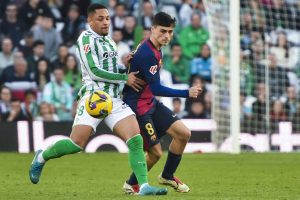 El centrocampista español del FC Barcelona Pedri (d) disputa un balón con el delantero brasileño del Betis Vitor Roque en el Estadio Benito Villamarín de Sevilla en foto de archivo de Raúl Caro. EFE