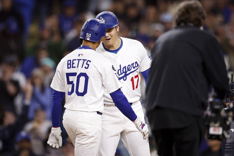 LOS ANGELES (United States), 02/04/2025.- Los Angeles Dodgers Mookie Betts (L) is greeted by Los Angeles Dodgers designated hitter Shohei Ohtani (R) after hitting a two-run home run during the sixth inning of the Major League Baseball (MLB) game between the Atlanta Braves and the Los Angeles Dodgers in Los Angeles, California, USA, 01 April 2025. EFE/EPA/CAROLINE BREHMAN