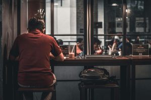 El modelo tradicional de pareja está en crisis. Y se ha traducido en más personas comiendo solas en los restaurantes