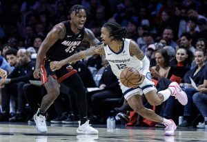 Ja Morant (d), de los Memphis Grizzlies, en acción durante un partido de la NBA ante los Miami Heat. EFE/EPA/CRISTOBAL HERRERA-ULASHKEVICH SHUTTERSTOCK OUT