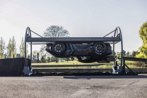 Este superdeportivo eléctrico de 1.000 CV es una aspiradora con ruedas. Y para demostrarlo lo han puesto a hacer el pino