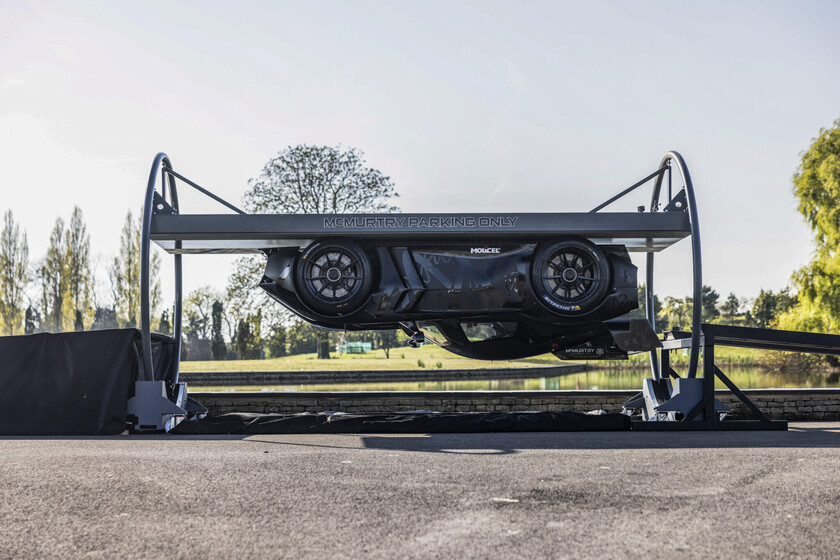 Este superdeportivo eléctrico de 1.000 CV es una aspiradora con ruedas. Y para demostrarlo lo han puesto a hacer el pino