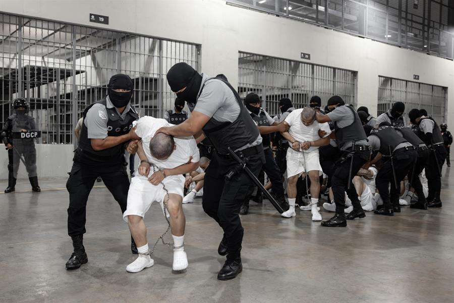 Corte Suprema de EEUU bloquea, por ahora, nuevas deportaciones bajo ley de guerra del siglo XVIII