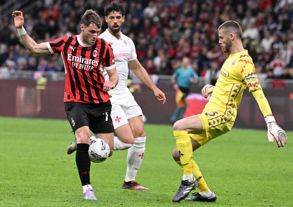 Milan (Italy), 05/04/2025.- AC Milans forward Santiago Gimenez (L) is challenged for the ball by Fiorentinas goalkeeper Davis De Gea during the Italian Serie A soccer match between AC Milan and Fiorentina at the Giuseppe Meazza stadium in Milan, Italy, 05 April 2025. (Italia) EFE/EPA/Daniel Dal Zennaro