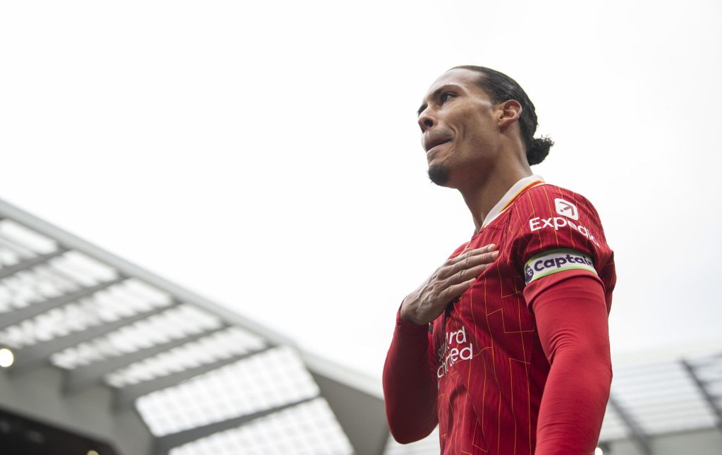 Virgil van Dijk festeja el 2-1 del Liverpool al West Ham. EFE/EPA/PETER POWELL.