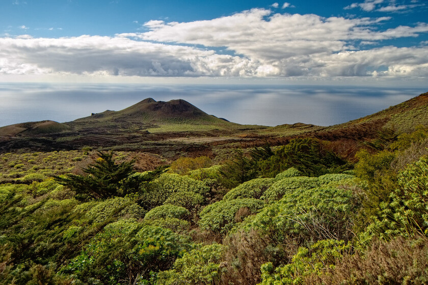 Canarias tiene siete islas, pero solo una ha escapado de las hordas de turistas. Su secreto está en la tierra, literalmente