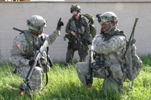 gente corriente con fusiles AR-15 preparándose para un colapso social