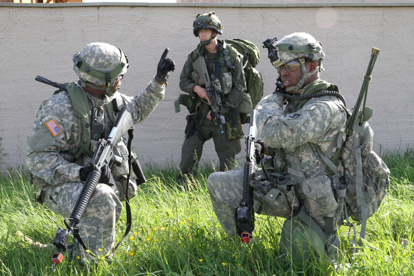 gente corriente con fusiles AR-15 preparándose para un colapso social