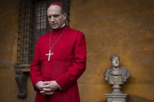 'Cónclave' cometió un error que hace imposible su final. Por qué la película no es fiel a la realidad al contar la muerte del Papa