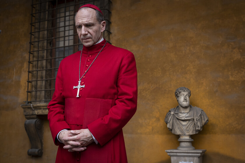 'Cónclave' cometió un error que hace imposible su final. Por qué la película no es fiel a la realidad al contar la muerte del Papa