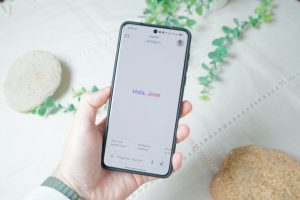 Desesperada por competir con ChatGPT, Google tiene un plan para que Gemini esté en todos lados: tirar de billetera