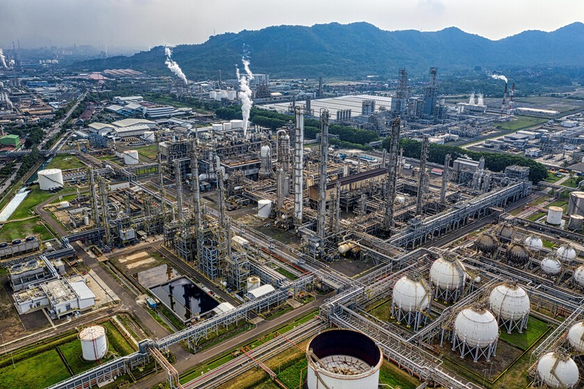 Pensábamos que el petróleo era cosa del pasado. Pero las petroleras que han seguido fieles al crudo viven su edad de oro