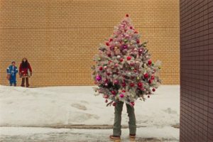La comedia más maravillosamente extraña del momento parece una mezcla de Wes Anderson y cine iraní, y puedes verla en streaming: ‘El idioma universal’