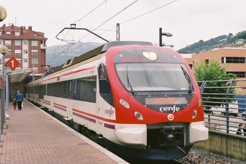 Renfe informa de trenes detenidos y Aena de incidencias
