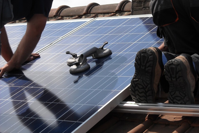 Tener paneles solares en casa suena muy bien en caso de apagón nacional. El problema es que no siempre funcionan