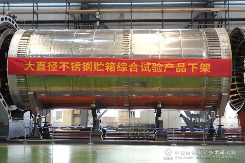 acaba de fabricar el tanque de acero del enorme cohete CZ-9