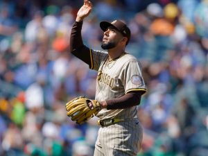 Robert Suárez salvó y continúa perfecto