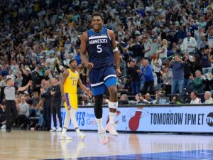 Timberwolves derrotan a los Lakers en el Juego tres
