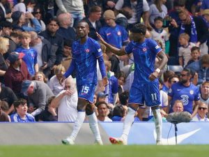 Chelsea gana por la mínima y sigue en carrera por un boleto a la Champions