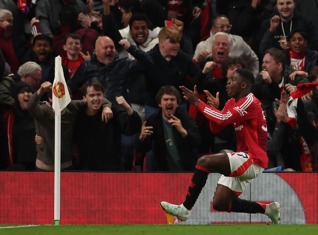 MANCHESTER (United Kingdom), 17/04/2025.- Kobbie Mainoo of Manchester United (C) reacts after he scores the 4-4 goal during the UEFA Europa League quarter-finals 2nd leg soccer match between Manchester United and Olympique Lyonnais, in Manchester, Britain, 17 April 2025. (Reino Unido) EFE/EPA/ADAM VAUGHAN