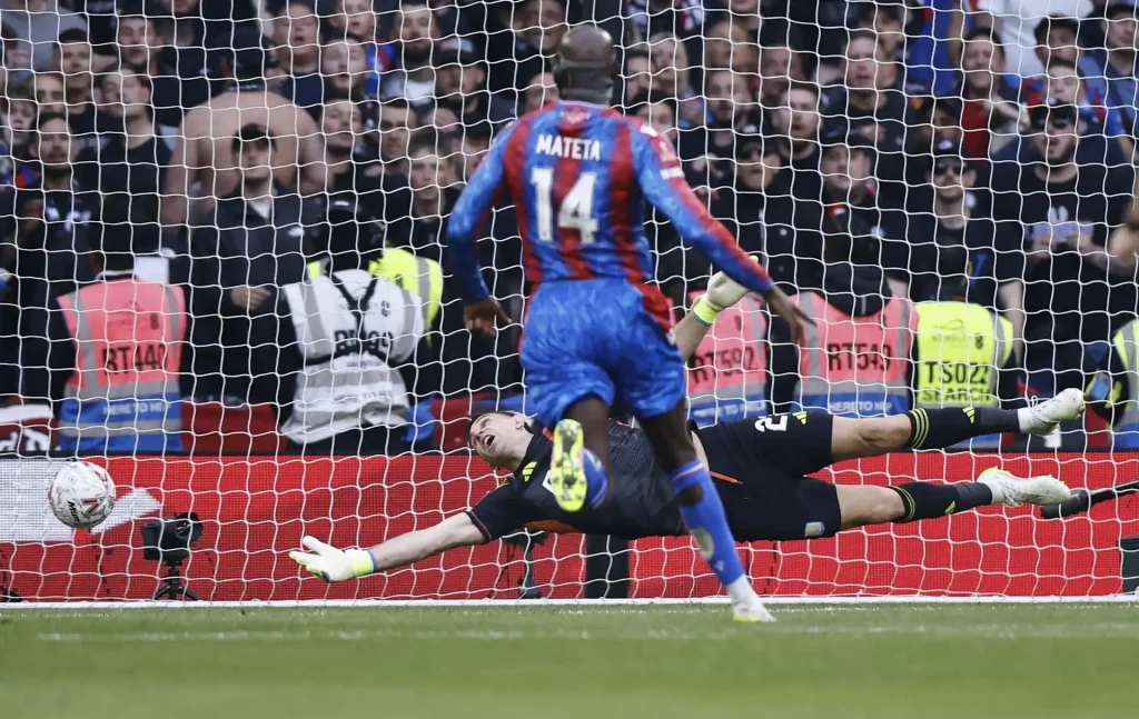 LONDON (United Kingdom), 26/04/2025.- Aston Villa's goalkeeper Emiliano Martinez in action during the English FA Cup semi final soccer match between Crystal Palace and Aston Villa, in London, Britain, 26 April 2025. (Reino Unido, Londres) EFE/EPA/TOLGA AKMEN EDITORIAL USE ONLY.