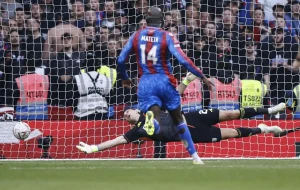 LONDON (United Kingdom), 26/04/2025.- Aston Villa's goalkeeper Emiliano Martinez in action during the English FA Cup semi final soccer match between Crystal Palace and Aston Villa, in London, Britain, 26 April 2025. (Reino Unido, Londres) EFE/EPA/TOLGA AKMEN EDITORIAL USE ONLY.