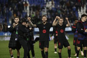 LEGANÉS (MADRID), 12/04/2025.- Los jugadores del Barcelona celebran la victoria ante el Leganés, al término del partido de la jornada 31 de LaLiga EA Sports que CD Leganés y FC Barcelona disputan este sábado en el estadio de Butarque. EFE/Sergio Pérez