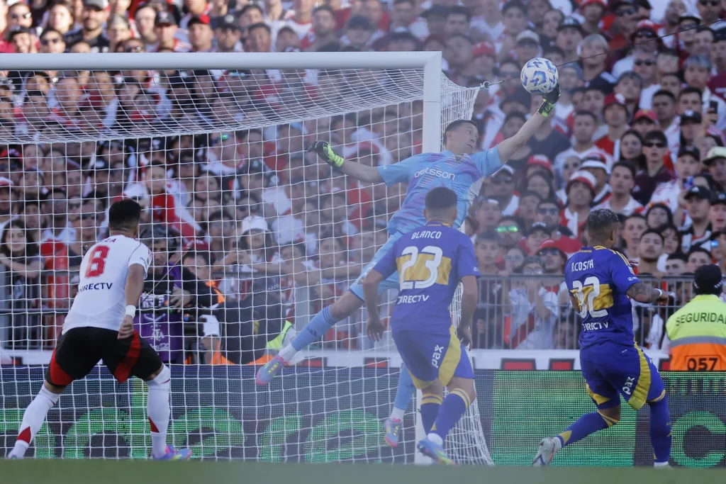 AME2925. BUENOS AIRES (ARGENTINA), 27/04/2025.- Agustín Marchesín (c-arriba) de Boca Juniors atrapa el balón este domingo, durante un partido del Torneo Apertura de la Liga de Argentina entre River Plate y Boca Juniors en el estadio Monumental en Buenos Aires (Argentina). EFE/ Juan Ignacio Roncoroni