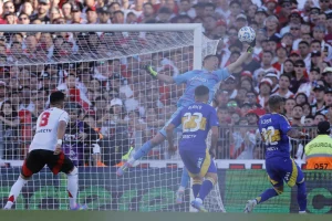 AME2925. BUENOS AIRES (ARGENTINA), 27/04/2025.- Agustín Marchesín (c-arriba) de Boca Juniors atrapa el balón este domingo, durante un partido del Torneo Apertura de la Liga de Argentina entre River Plate y Boca Juniors en el estadio Monumental en Buenos Aires (Argentina). EFE/ Juan Ignacio Roncoroni