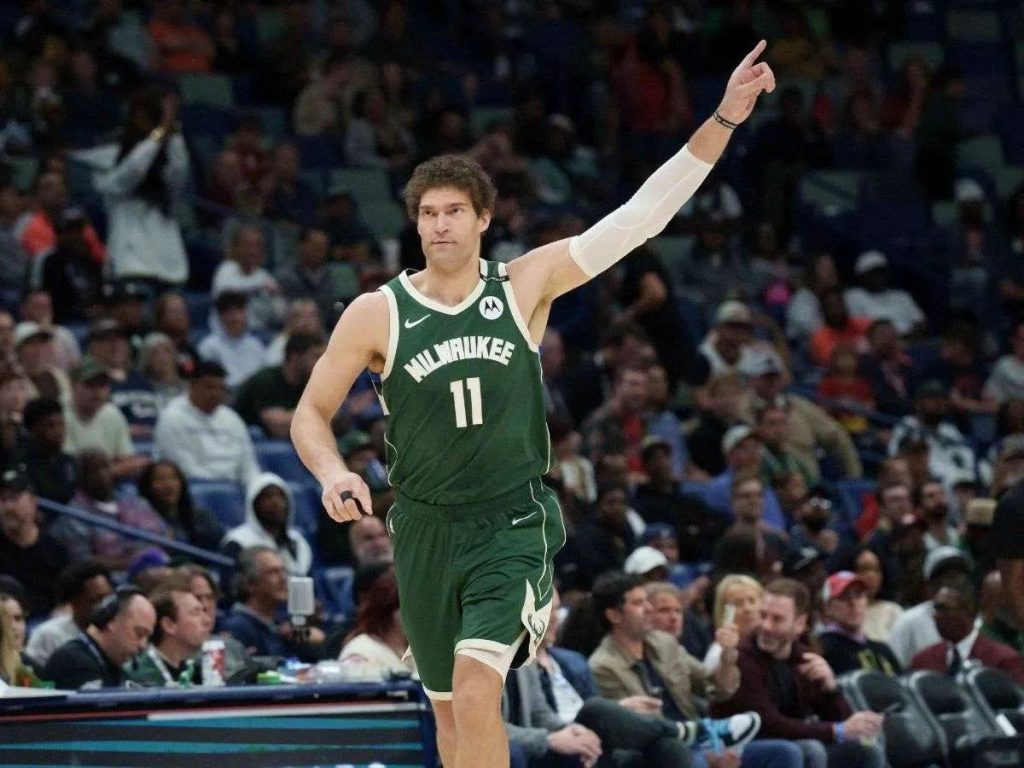 Brook Lopez logra doble-doble con Bucks