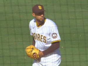 Robert Suárez mantuvo su perfección y San Diego regresó al triunfo