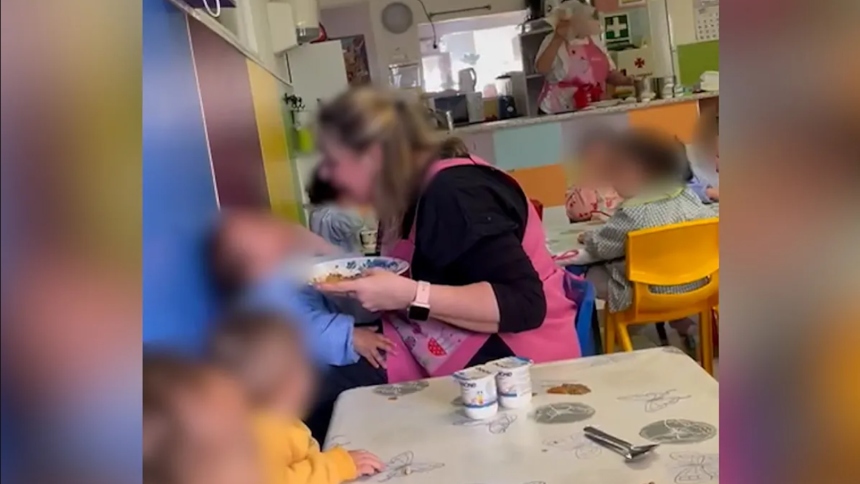 La brutal agresión de una profesora a bebés en una escuela que causa indignación en España