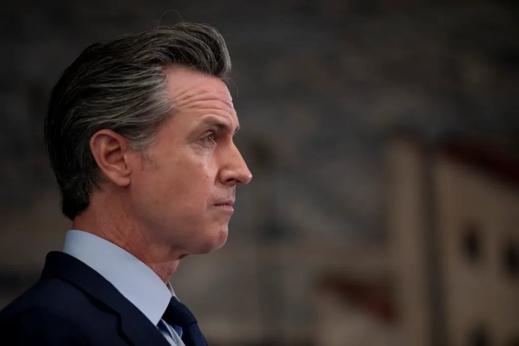 Gobernador de California demandará judicialmente para detener aranceles a China, México y Canadá