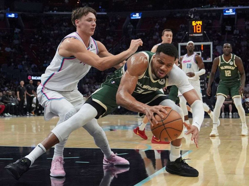 Giannis volvió a guiar a los Bucks a la victoria