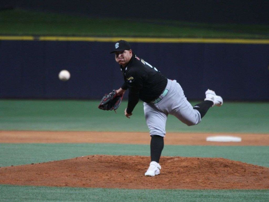 José Suárez llega a Magallanes en cambio de cinco peloteros
