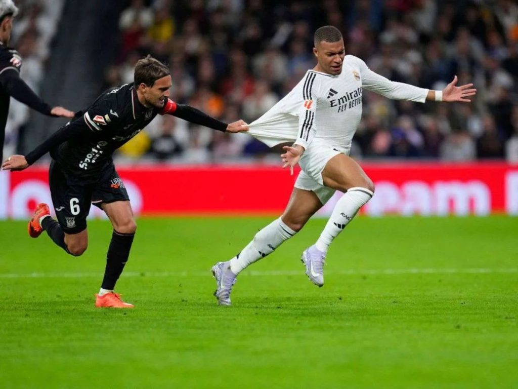 Mbappé y Rüdiger son multados por la FIFA