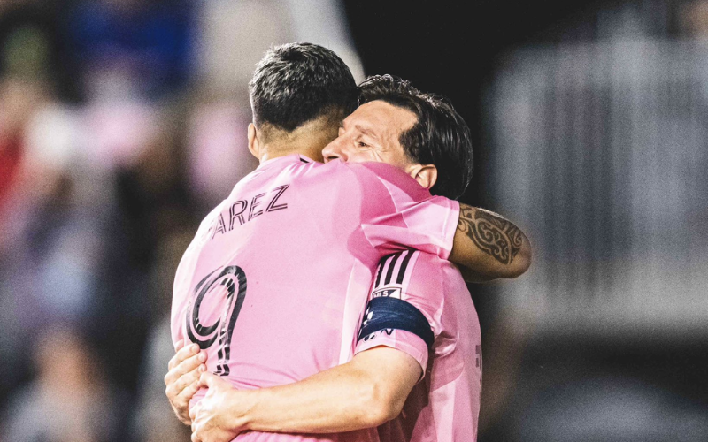Messi y Suárez celebrando ante Sporting Kansas City con Inter Miami. / X: @InterMiamiCF