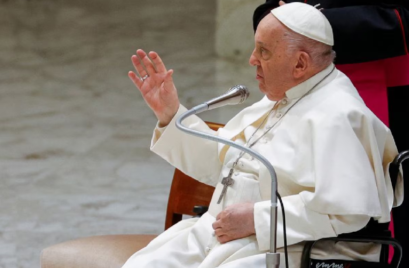 Papa Francisco se mantiene estable y trabajando en su despecho